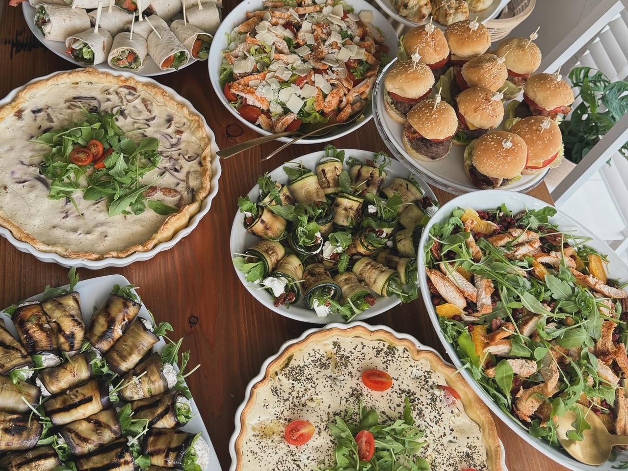 food is here to duże zdjęcie